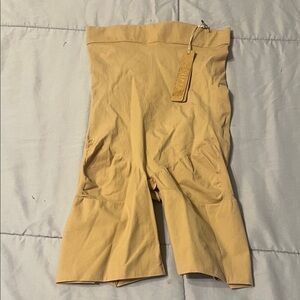 SKIMS Women’s Everyday Sculpt Shorts in Clay Size Large NWT